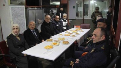 Ordu protokolü, yılbaşı gecesi görevi başında olan personelleri ziyaret ederek