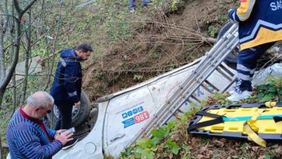Ordu'nun İkizce ilçesinde elektrik dağıtım şirketine ait aracın devrilmesi sonucu