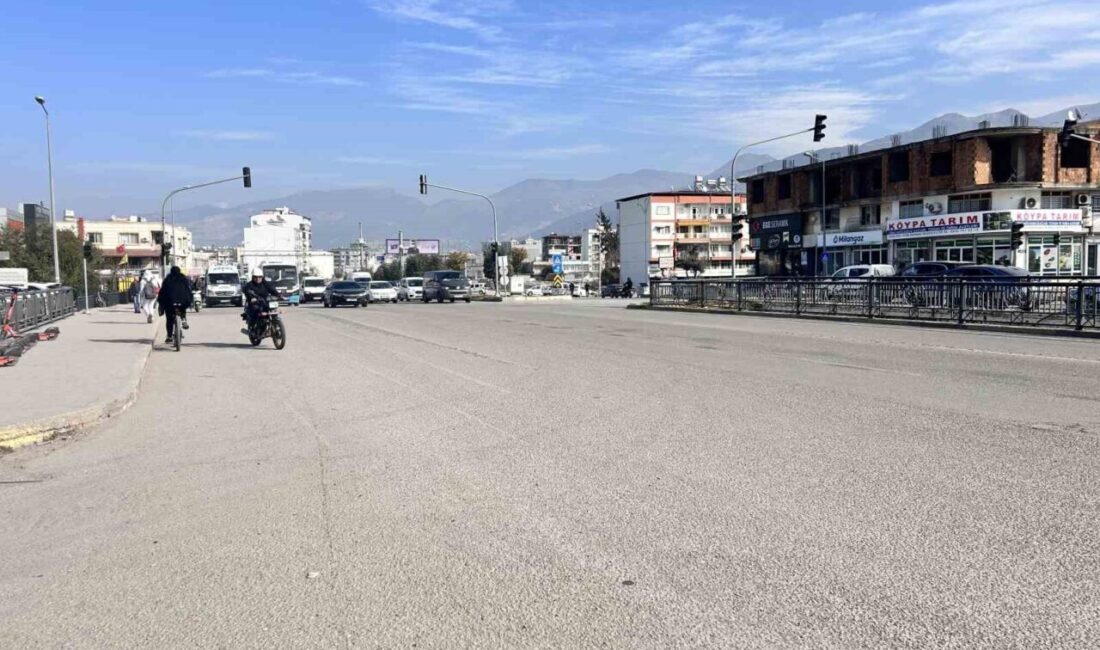 Otomobil, altına aldığı motosiklet sürücüsünü ezdi: O anlar kamerada İskenderun'da otomobilin çarptığı motosiklet