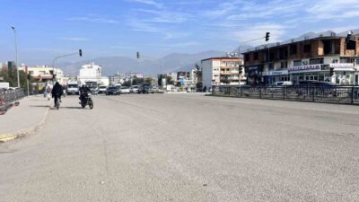 İskenderun'da otomobilin çarptığı motosiklet sürücüsünü ezdiği anlar güvenlik kamerasına yansıdı.