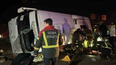 Uşak'ta otomobil ile işçi servisi çarpıştı, 28 kişi yaralandı. Olay