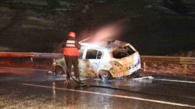 Nevşehir'de meydana gelen kazada otomobil ile çarpışan motosiklet alev aldı.