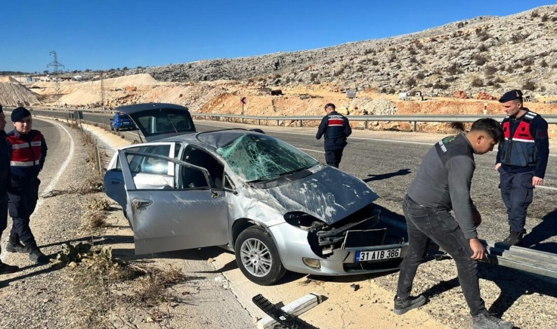 Besni ilçesindeki trafik kazasında Özge Nur Ç. idaresindeki araç refüje