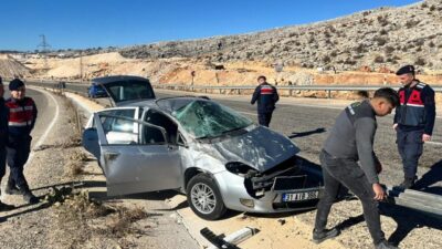 Besni ilçesindeki trafik kazasında Özge Nur Ç. idaresindeki araç refüje
