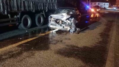 Afyonkarahisar'da kamyonla otomobilin çarpıştığı kazada otomobil hurdaya döndü, 2 kişi