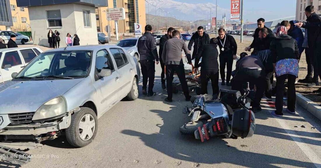 Erzincan'da otomobil ile motosikletin çarpışması sonucu hastaneye kaldırılan ağır yaralı