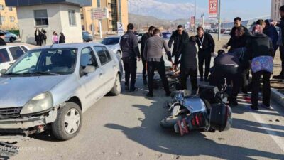 Erzincan'da otomobil ile motosikletin çarpışması sonucu hastaneye kaldırılan ağır yaralı