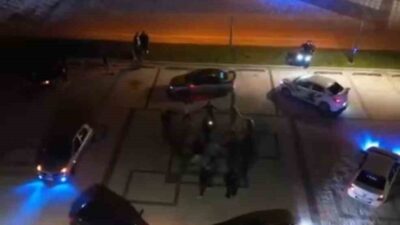 Bursa'da gençlerin araçlarıyla oynadıkları 'kutu kutu pense' oyunu, vatandaşları tebessüm