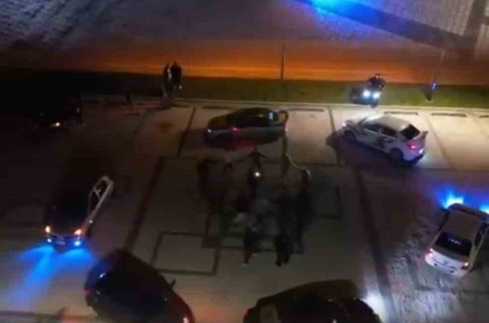 Bursa'da gençlerin araçlarıyla oynadıkları 'kutu kutu pense' oyunu, vatandaşları tebessüm