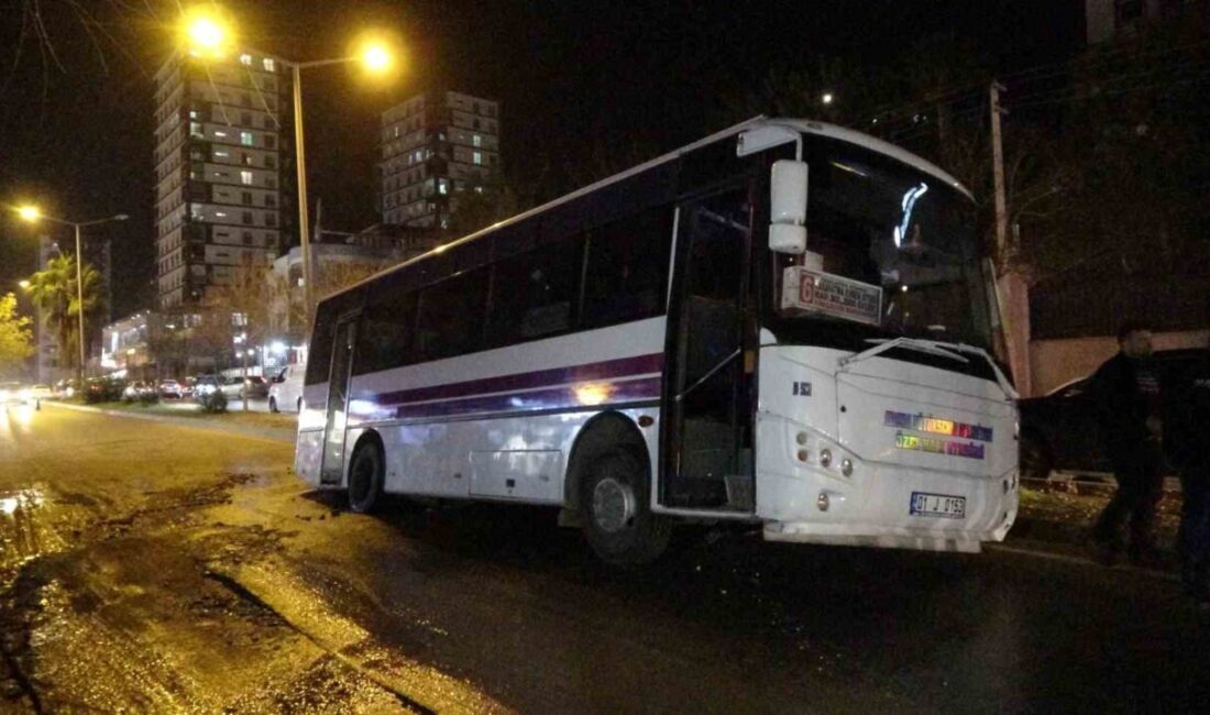 Özel halk otobüsü çukura düştü, şoförü “Yol yarıldı içine girdik” dedi Adana'da içme suyu patlaması