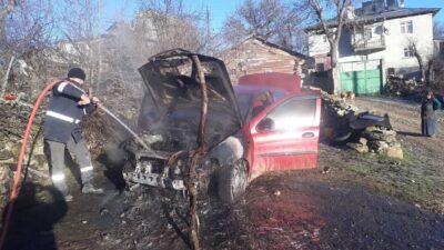 Karabük’ün Eflani ilçesinde park halindeki otomobilin motor kısmında çıkan yangın
