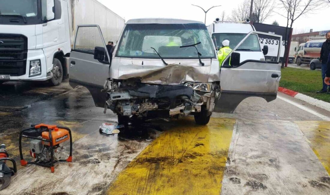 Park halindeki tıra çarpan minibüsteki 3 kişi yaralandı İnegöl'de park halindeki tıra
