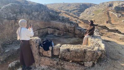Adıyaman'da hava sıcaklıklarının yüksek seyretmesiyle Perre Antik Kenti'nde ziyaretçi yoğunluğu