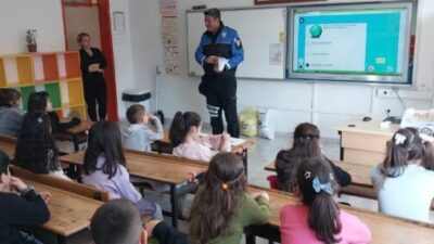 Eskişehir'deki öğrencilere karne sevinci yaşatan polis ekipleri, hediye dağıtarak bilgilendirme