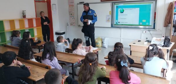 Eskişehir'deki öğrencilere karne sevinci yaşatan polis ekipleri, hediye dağıtarak bilgilendirme