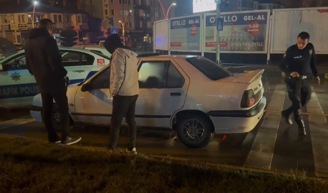 Bartın'da polisin "dur" ihtarına uymayan sürücü, kaçarken polis aracına çarptı.
