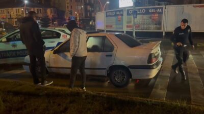 Bartın'da polisin "dur" ihtarına uymayan sürücü, kaçarken polis aracına çarptı.