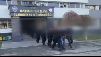 Batman'da hızla kaçan araçlardan atılan çuvallarda 4 kilogram uyuşturucu bulundu.
