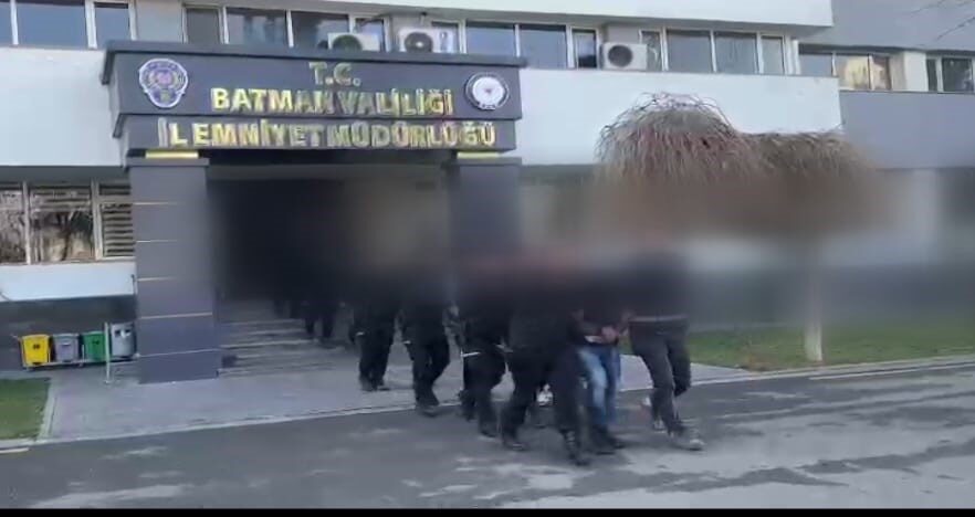 Batman'da hızla kaçan araçlardan atılan çuvallarda 4 kilogram uyuşturucu bulundu.