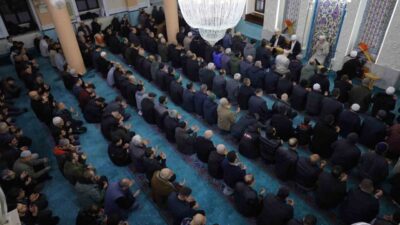 Denizli’de Regaib Kandili nedeniyle Delikliçınar Yeni Camide mevlit programı gerçekleştirildi.