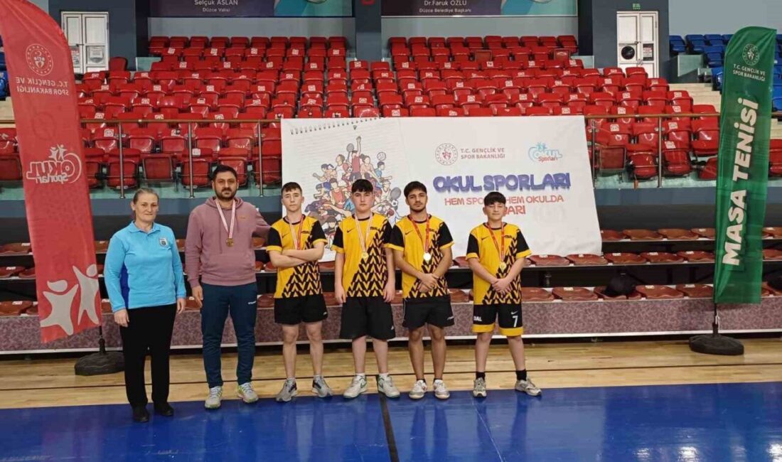 Düzce'de düzenlenen okul sporları masa tenisi gençler müsabakalarında erkeklerde Koca