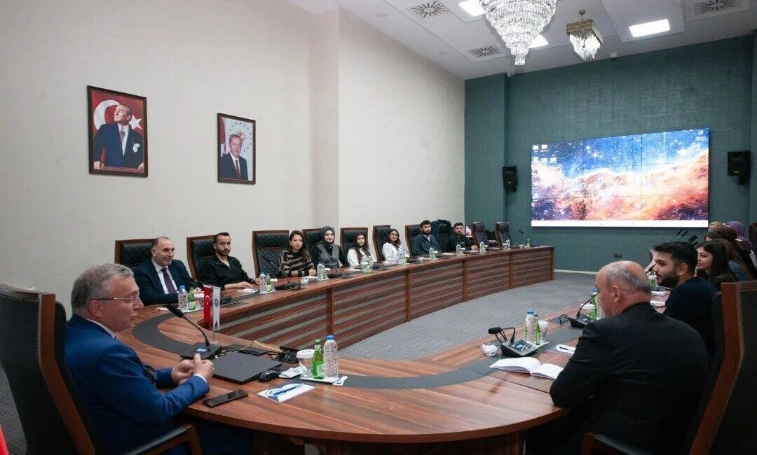 Rektör Levent öğrenci temsilcileri ile bir araya geldi Erzincan Binali Yıldırım Üniversitesi