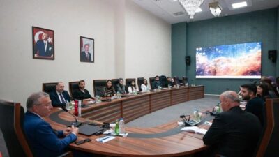 Erzincan Binali Yıldırım Üniversitesi Rektörü Prof. Dr. Akın Levent, öğrenci