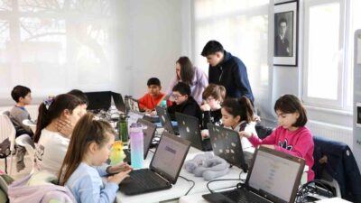 Mudanya Belediyesi tarafından düzenlenen Robotik Kodlama Atölyeleri, çocuklara geleceğin dilini