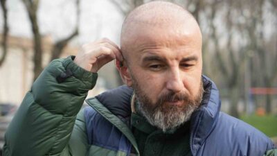 Bursa'da saç ektirmek için gittiği estetik merkezinde kulak zarı patlayan