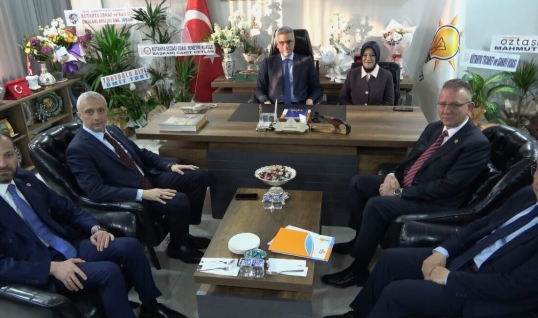 Sağlık Bakanı Kemal Memişoğlu, AK Parti Kütahya İl Başkanlığı’nı ziyaret