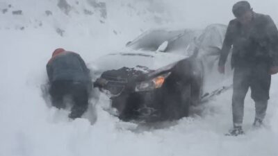 Artvin'in Şavşat ilçesinde yoğun kar yağışı ve buzlanma nedeniyle geçici