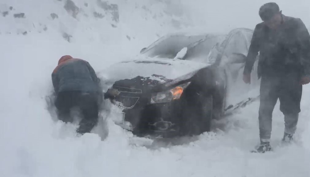 Artvin'in Şavşat ilçesinde yoğun kar yağışı ve buzlanma nedeniyle geçici