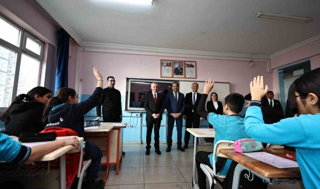 Şahinbey Belediye Başkanı Mehmet Tahmazoğlu, LGS için deneme sınavı yapan