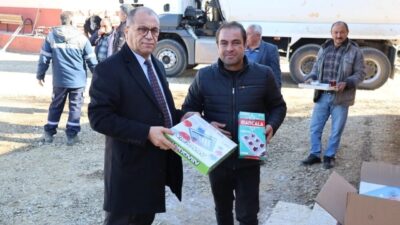 Saimbeyli Belediye Başkanı Mahmut Dal, Karakuyu İlköğretim Okulu bahçesinde asfalt