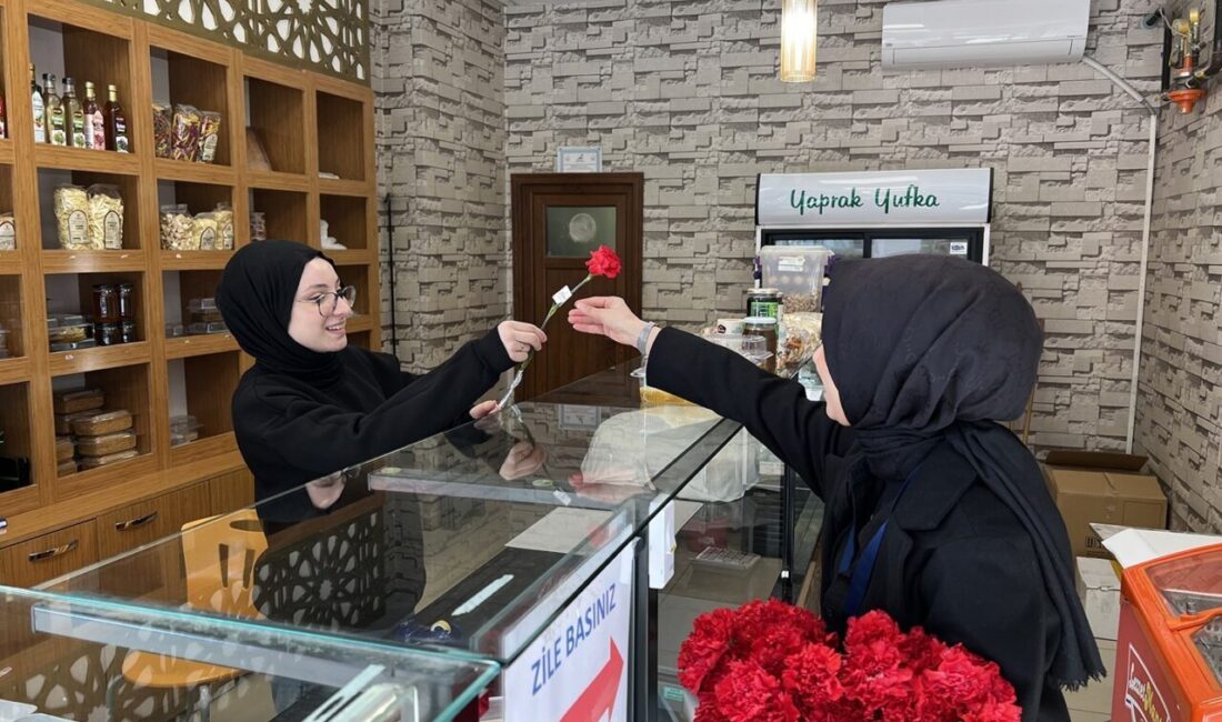 Sakarya Büyükşehir Belediyesi, Miraç Kandili'nde vatandaşlara karanfil dağıtarak manevi atmosferi