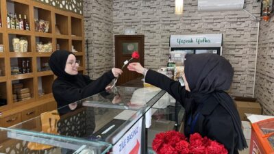 Sakarya Büyükşehir Belediyesi, Miraç Kandili'nde vatandaşlara karanfil dağıtarak manevi atmosferi