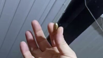 Akyazı ilçesindeki Hasanbey Mahallesi'nde meydana gelen olayda bir evin balkonuna