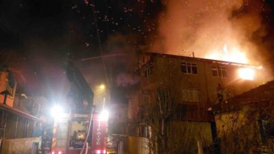 Sakarya’nın Akyazı ilçesinde 3 katlı binanın en üst katı alev