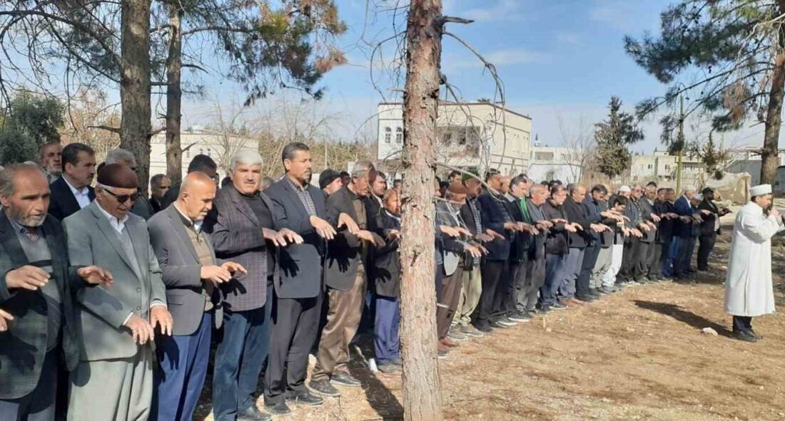 Adıyaman’ın Samsat ilçesinde kuraklık nedeniyle Cuma namazı çıkışında yağmur duası