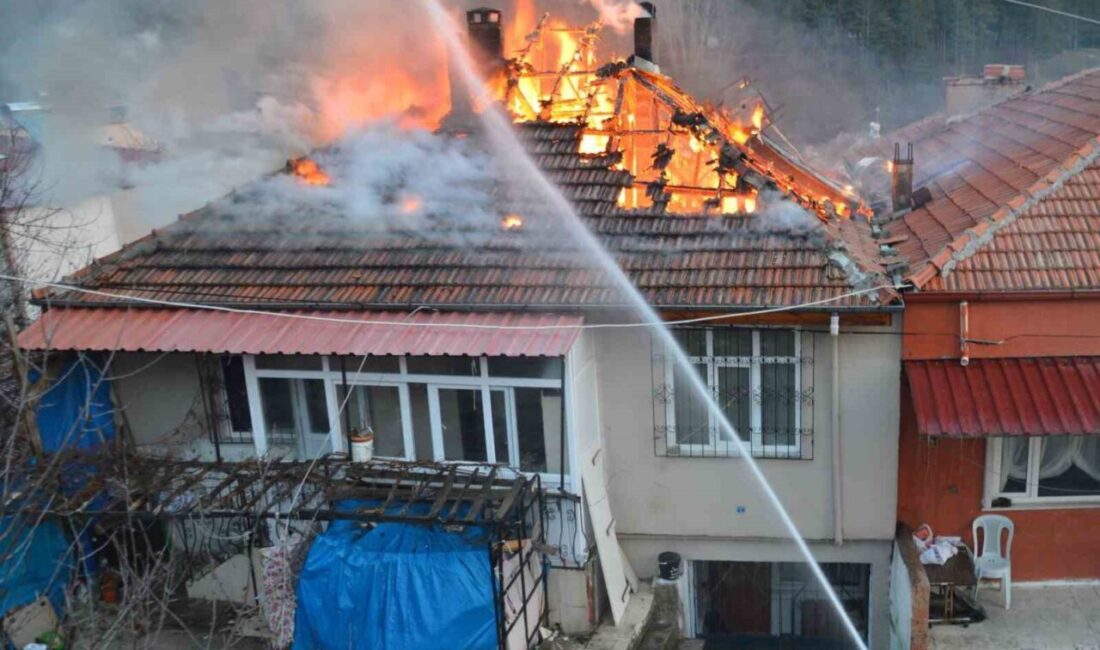 Samsun’da ev yangını: Çatı katı alevlere teslim oldu Samsun'un Havza ilçesinde Havva