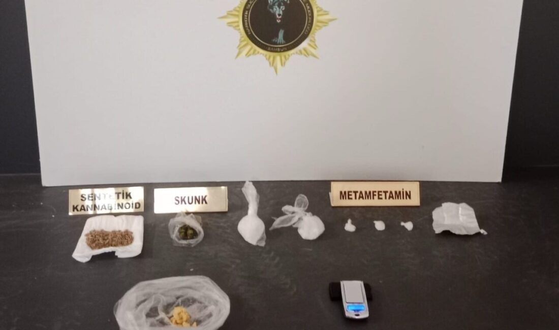 Samsun'da düzenlenen operasyonda 3 kişi uyuşturucu madde bulundurmak suçundan gözaltına