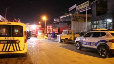 Arifiye ilçesindeki sanayi sitesindeki bir akü dükkınında çıkan yangın, hızla