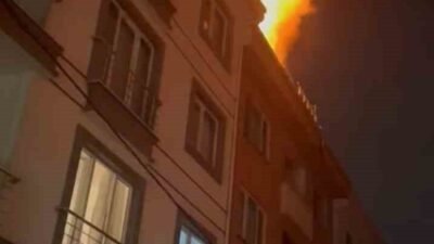 Sancaktepe'de 3 katlı bir binanın çatısında çıkan yangın, itfaiye ekipleri