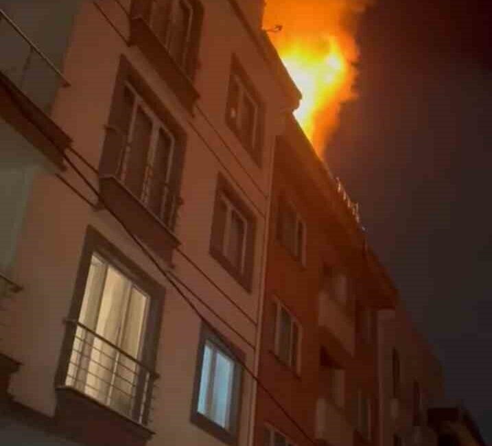 Sancaktepe'de 3 katlı bir binanın çatısında çıkan yangın, itfaiye ekipleri