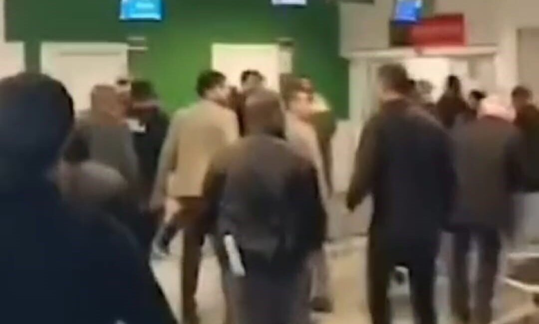 Hastane acil servisinde çıkan bıçaklı kavgada 5 kişi yaralandı. Dehşet