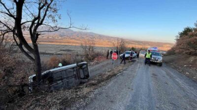Kastamonu'nun Tosya ilçesinde meydana gelen trafik kazasında şarampole devrilen araçtaki