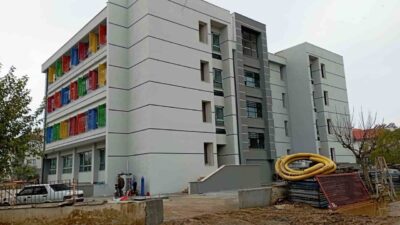 Manisa’nın Sarıgöl ilçesinde depreme dayanıksız oldukları gerekçesiyle yıkılan ve inşaatı