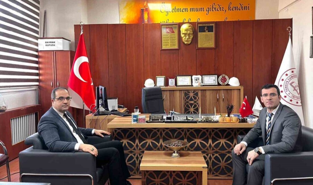 Manisa Sarıgöl Kaymakamı Halil Dalak, İlçe Milli Eğitim Müdürü Cezmi