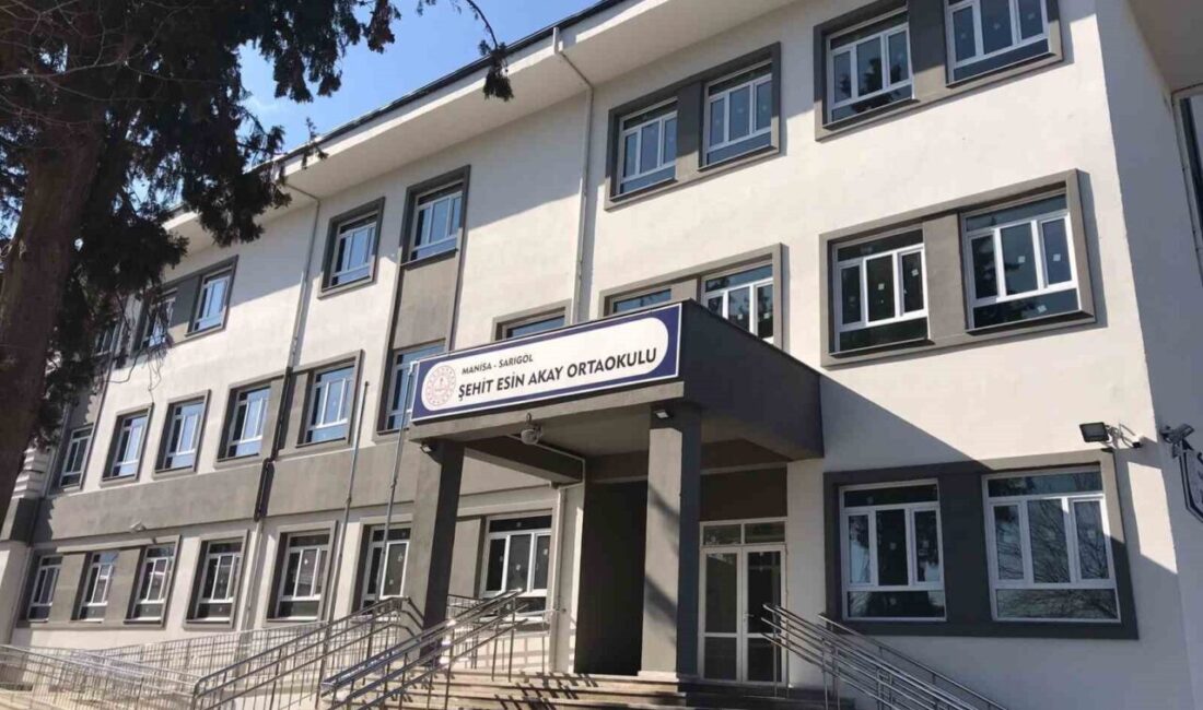 Manisa'nın Sarıgöl ilçesinde, depreme dayanıksız oldukları için yeniden yapılan iki