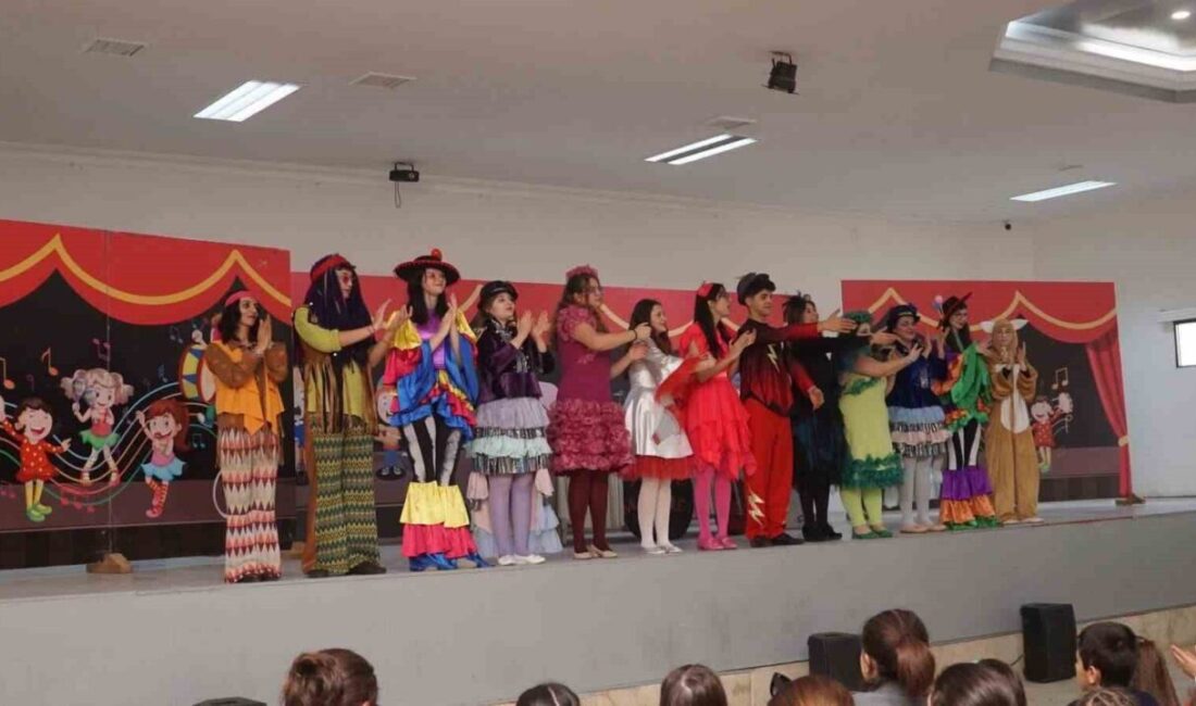 Sarıgöl'de çocuklara yönelik sahnelenen “Sevimli Müzisyenler Hiç Kişilik Orkestra” adlı